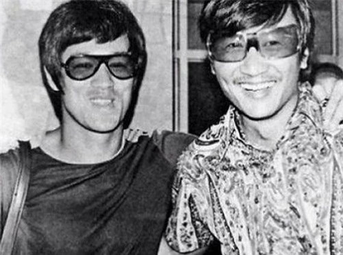 ạ Đình Phong chụp cùng Lý Tiểu Long? Không phải, người trong ảnh là nghệ sĩ Tạ Hiền - bố Tạ Đình Phong.