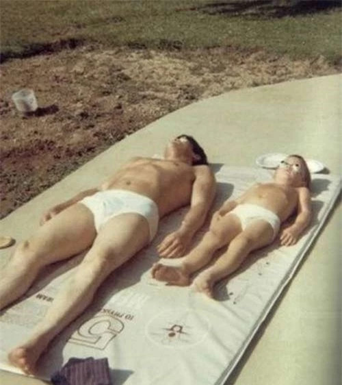 bố con Lý Tiểu Long - Lý Quốc Hào nằm phơi nắng.