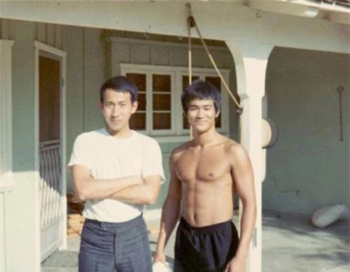 ý Tiểu Long tại nhà riêng.