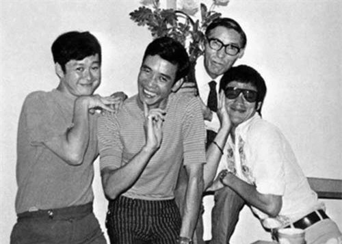 ý Tiểu Long (áo trắng) đùa vui với bạn bè, đồng nghiệp.