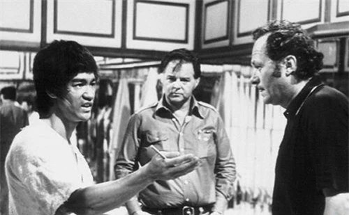 rao đổi trước một cảnh diễn với các bạn diễn nước ngoài khi quay Long tranh hổ đấu (1973).