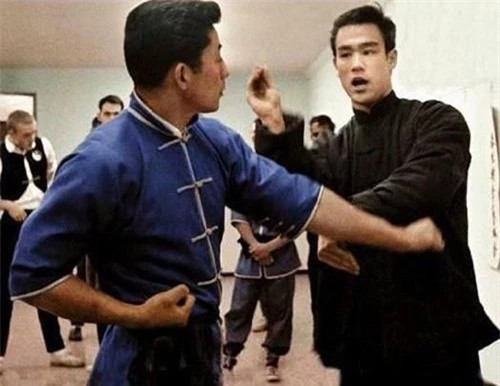 ý Tiểu Long thời dạy võ tại Mỹ.