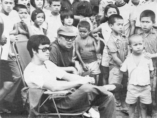 ý Tiểu Long và đạo diễn La Duy trên phim trường Đường Sơn đại huynh (1971).