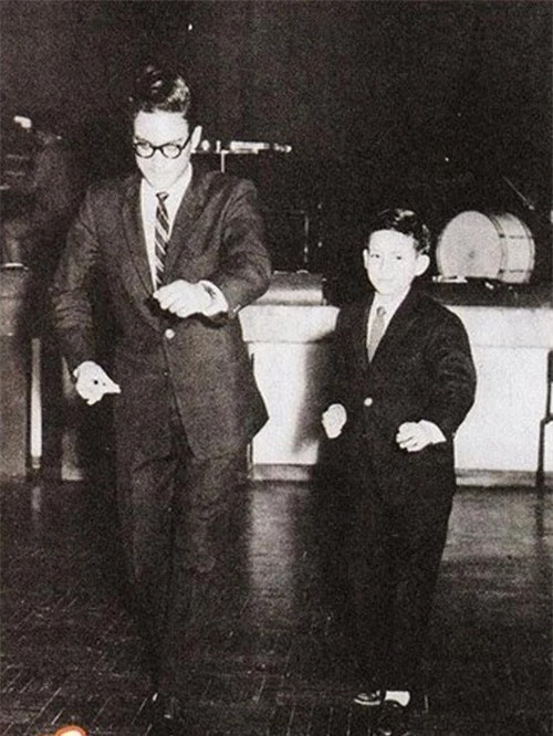 goài võ thuật, điệu nhảy Cha cha cha là niềm đam mê lớn của Lý Tiểu Long. Ngày xưa, anh và em trai Lý Chấn Huy bắt cặp đi thi, đoạt giải cao.