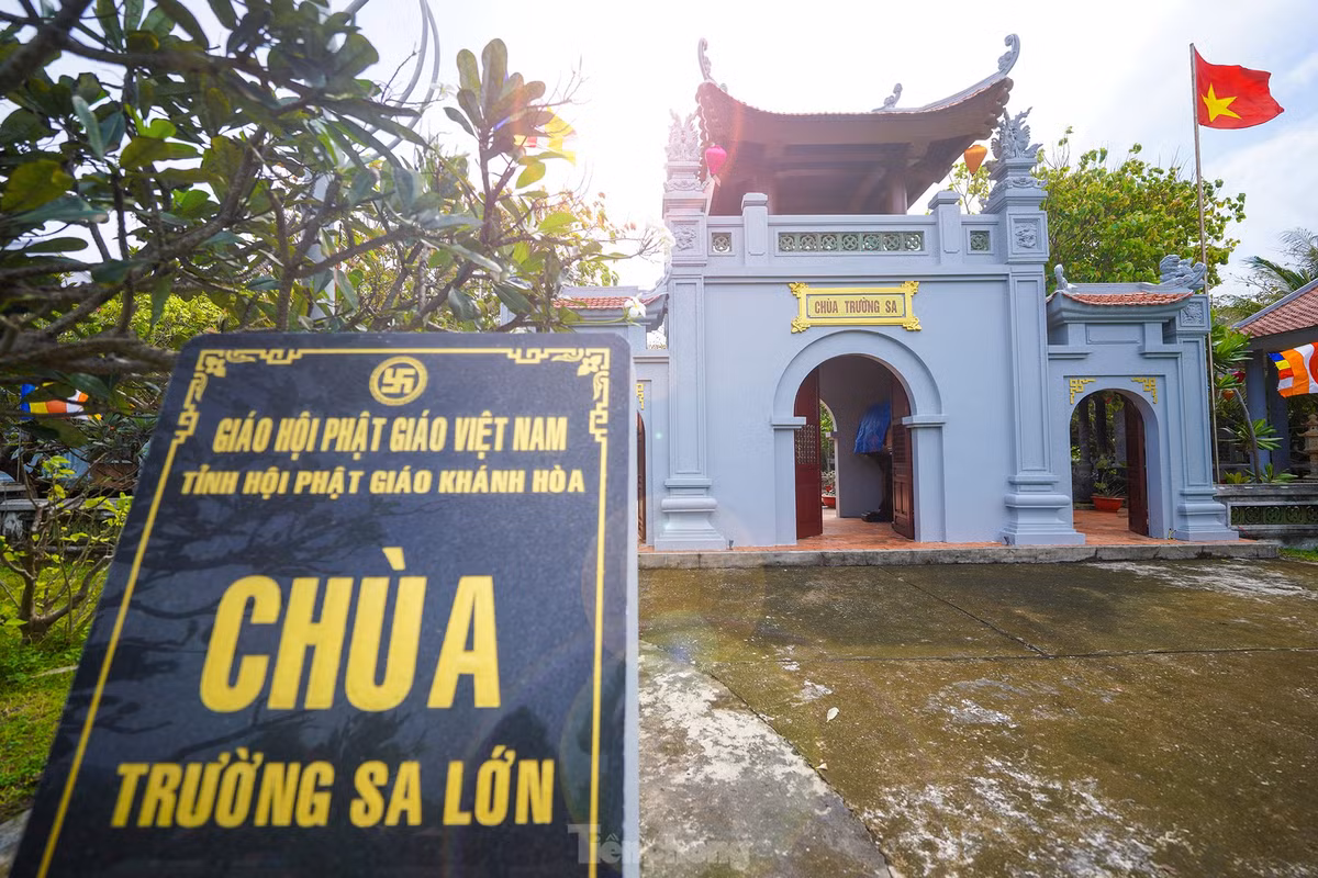 Binh yen chua Truong Sa tren dao thieng-Hinh-2