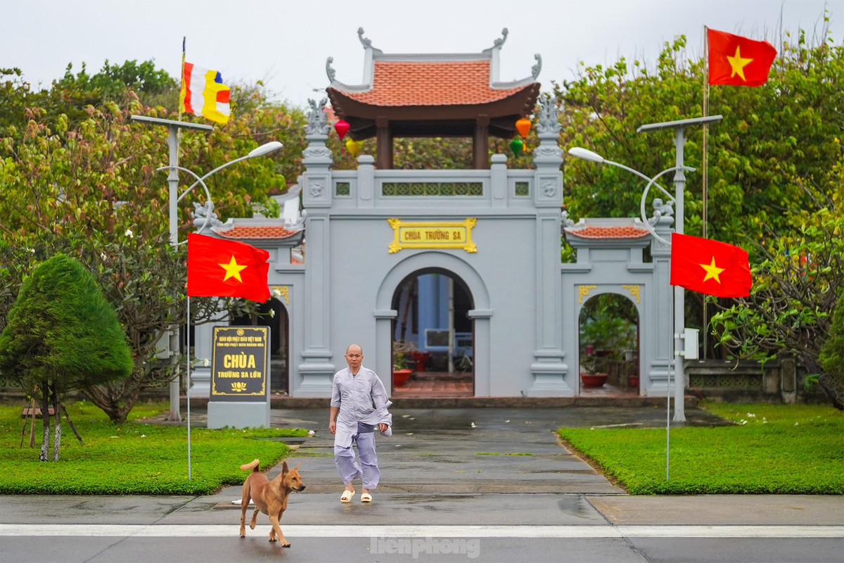 Binh yen chua Truong Sa tren dao thieng-Hinh-4