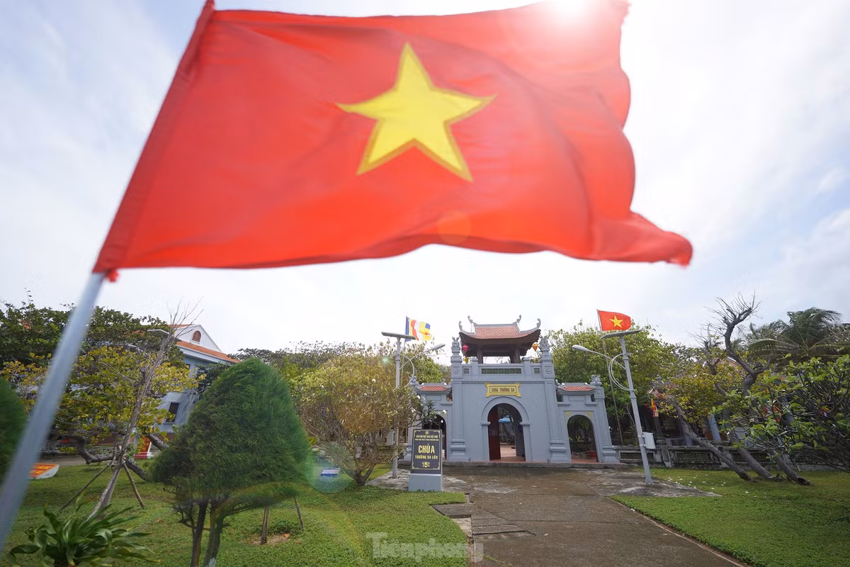 Binh yen chua Truong Sa tren dao thieng