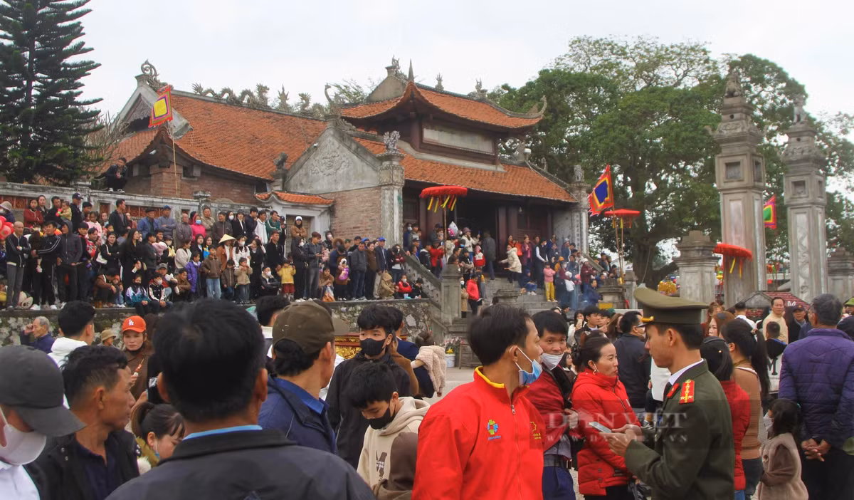 Đền Cờn tọa trên gò Diệc, gần với cửa biển Lạch Cờn của làng Phương Cần, phường Quỳnh Phương. Nơi đây được mệnh danh là ngôi đền linh thiêng bậc nhất ở Nghệ An. Người dân Nghệ An thường có câu "Nhất Cờn, nhì Qủa, tam Bạch Mã, tứ Chiêu Trưng" nói về 4 ngôi đền linh thiêng ở Nghệ An. Năm 1993, đền Cờn được công nhận là di tích lịch sử văn hóa cấp quốc gia. Ngày 1/3, trong ngày chính của lễ hội đền Cờn năm 2024, hàng vạn người dân và du khách thập phương đã đổ về đây để tham gia lễ cầu ngư, lễ hợp tế, lễ yên vị, lễ đại tế và đón xem giải đua thuyền truyền thống.