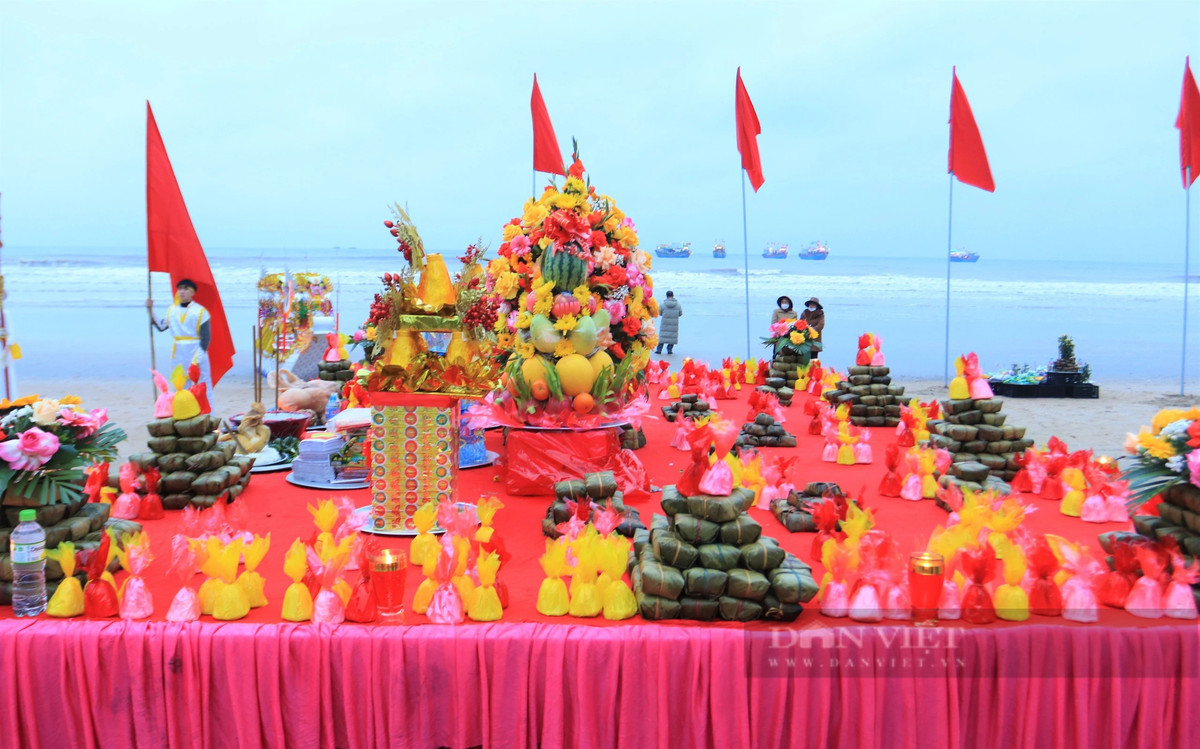 Mâm lễ cầu ngư được bày biện với đủ các lễ vật. Phần lễ được tổ chức trang nghiêm, lễ hội cầu ngư cầu cho một năm mưa thuận gió hòa, trời yên biển lặng, ngư dân vươn khơi đánh bắt được nhiều "lộc biển".