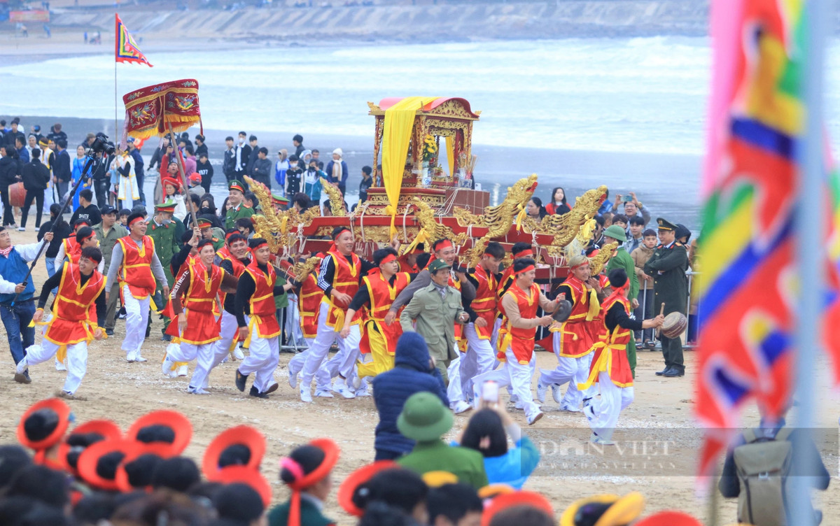 Những chiếc kiệu được rước từ đền trong ra bãi biển phường Quỳnh Phương để làm lễ cầu ngư.