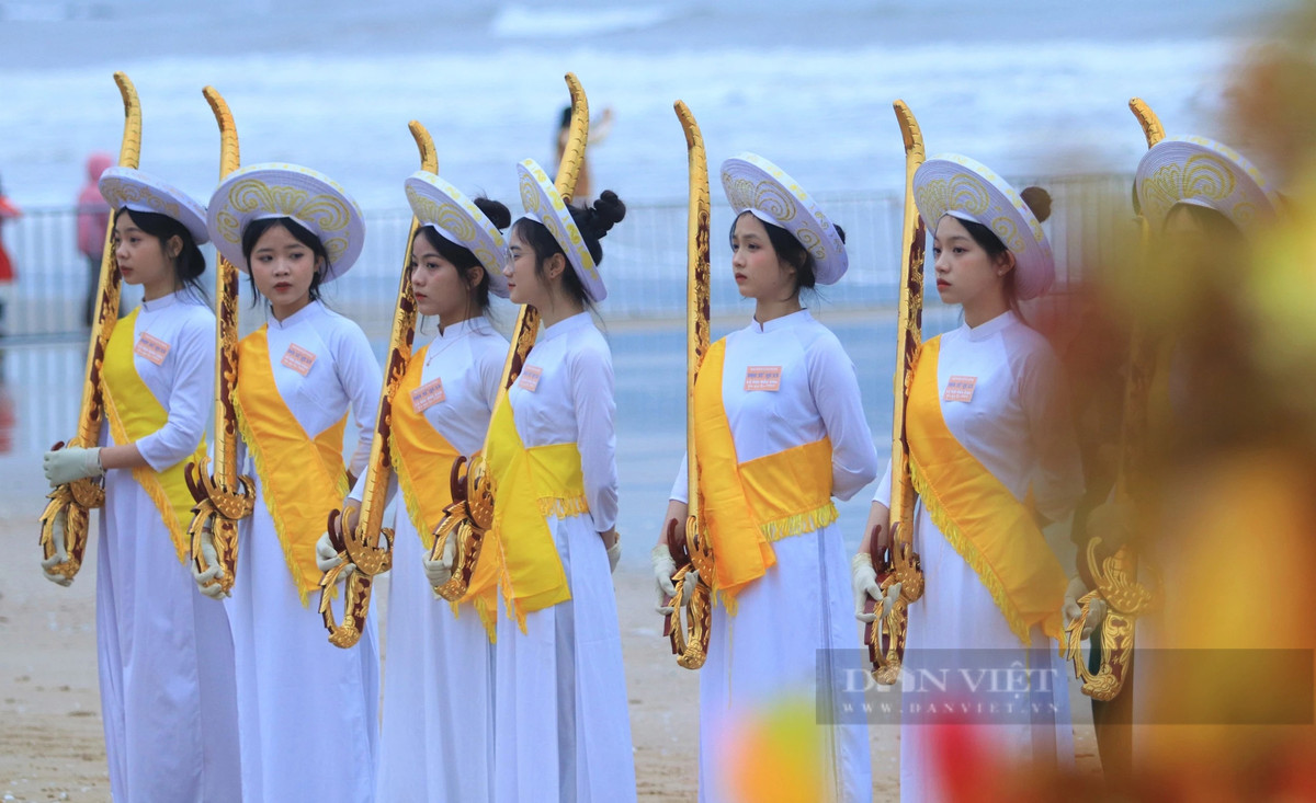 23 thiếu nữ thiếu nữ từ 15 đến 18 tuổi mặc trang phục áo dài truyền thống, tay cầm đao gỗ, kiếm gỗ xuyên suốt quá trình tổ chức buổi lễ.