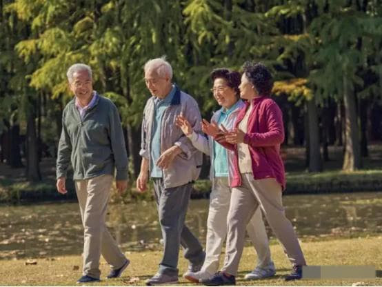 Nhiều người có thể ghen tị với điều này, nhưng họ cũng cần hiểu một điều rằng Chúa sẽ không tự nhiên đánh rơi chiếc bánh. Phần lớn nguyên nhân khiến Ngài có được kết quả như vậy là do người ấy càng có nhiều phúc đức thì người ta càng dễ gặp được bậc cao nhân để được giúp đỡ.