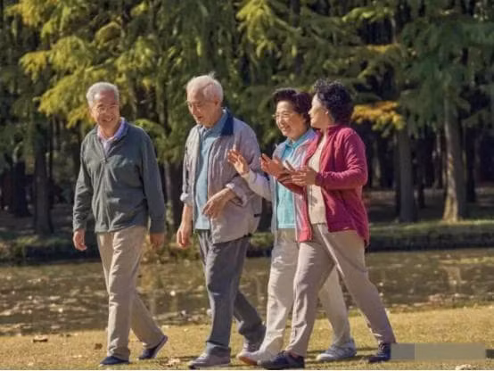 Nhiều người có thể ghen tị với điều này, nhưng họ cũng cần hiểu một điều rằng Chúa sẽ không tự nhiên đánh rơi chiếc bánh. Phần lớn nguyên nhân khiến Ngài có được kết quả như vậy là do người ấy càng có nhiều phúc đức thì người ta càng dễ gặp được bậc cao nhân để được giúp đỡ.