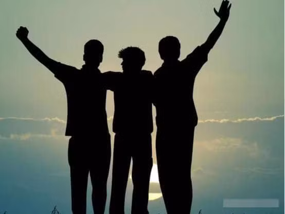  2. Luôn tử tế với người khác: Chúng ta thường nghe thấy từ “đối xử tốt với người khác” tuy từ này chỉ có bốn từ ngắn gọn nhưng lại chứa đựng những ý nghĩa sâu xa. Nếu bạn hiểu được bốn từ này thì cuộc sống tương lai của bạn sẽ tốt đẹp hơn, hy vọng và hạnh phúc. 