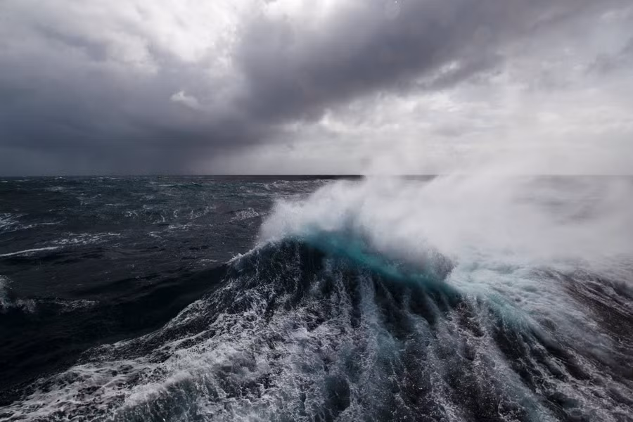 Gió mạnh thổi tự do qua hàng nghìn km, gây ra bão dữ dội và sóng khổng lồ, cao tới 25 mét, tương đương với chiều cao của một tòa nhà tám tầng.