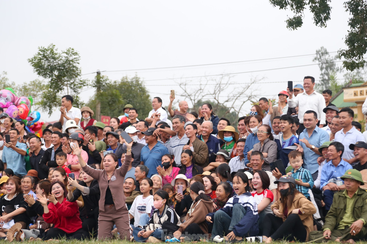 Việc nữ giới tham gia đấu vật lôi cuốn đông đảo người dân tới xem và cổ vũ.