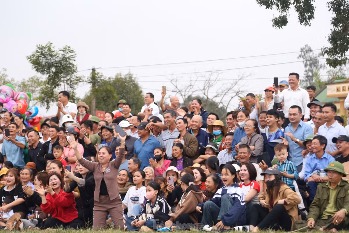 Việc nữ giới tham gia đấu vật lôi cuốn đông đảo người dân tới xem và cổ vũ.