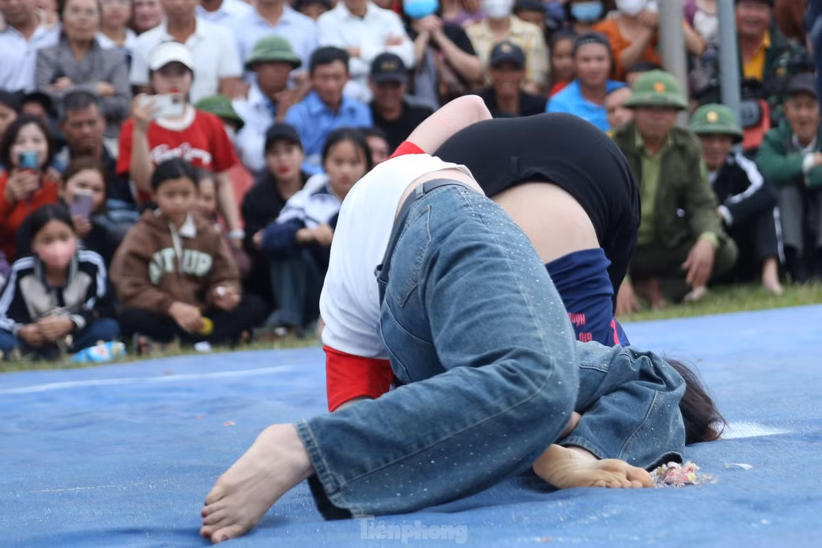 Những “ngón đòn” không chỉ thể hiện sức mạnh mà còn cả sự khéo léo, dẻo dai của các nữ đô vật.