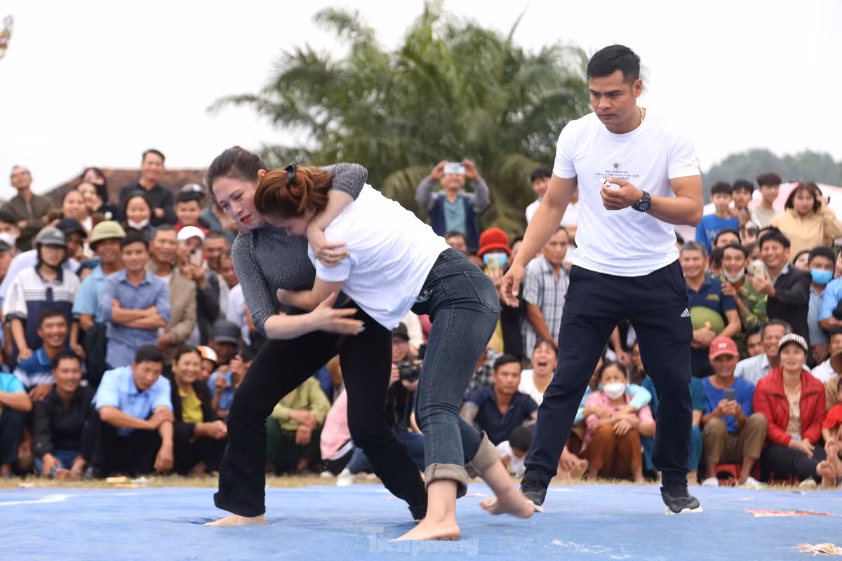 Sau phần “thăm dò” là những “ngón đòn” đặc sắc.