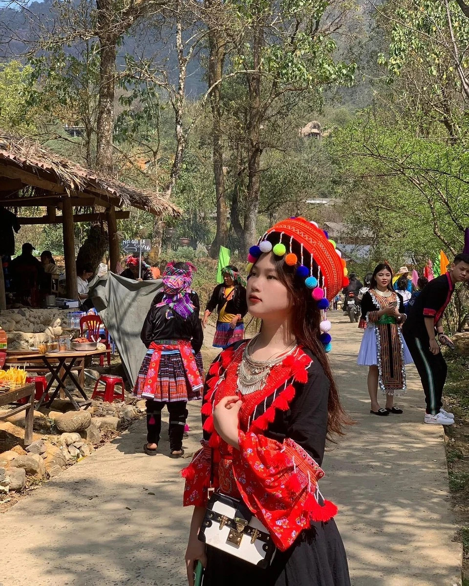 Gioi tre den Lai Chau trekking xuyen rung, an pho nhang thai tay-Hinh-6