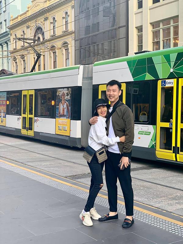 ói về cuộc sống hiện tại, Ốc Thanh Vân tâm sự: "Hiện tại tôi sống cuộc sống của một người bình thường. Bắt đầu ngày mới rất sớm với những ca dạy yoga cả trực tiếp lẫn online. Thời gian còn lại thì tôi đưa và đón các con đi học. Tôi tham gia mọi hoạt động tại trường của các con và không bỏ lỡ bất kỳ một khoảnh khắc nào của các bé".