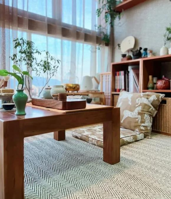 Tôi hoàn toàn bị thuyết phục, hóa ra ý tưởng của chồng không chỉ là một phút ngẫu hứng. Giờ đây, tôi ngày càng yêu thích phòng trà trên ban công này, thậm chí thỉnh thoảng còn mời vài người bạn tới nhà, cùng nhau uống trà, trò chuyện, tận hưởng những giây phút yên bình.