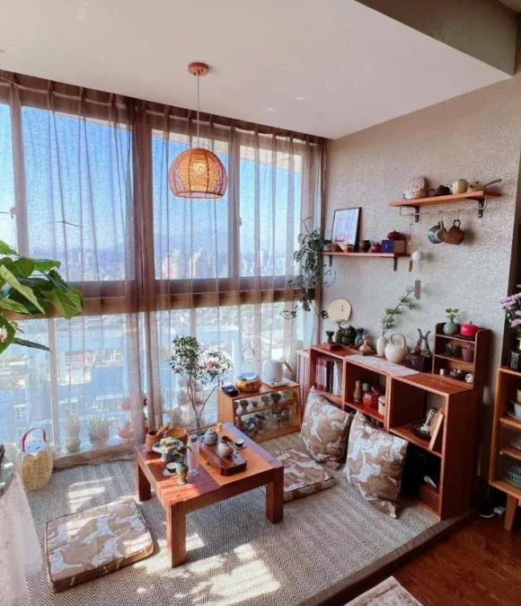 Ngay lập tức, ban công nhà tôi đã thay đổi hoàn toàn, từ một ban công bình thường trở thành một tiểu cảnh thiên đường. Khi mọi thứ đã hoàn tất, anh kéo tôi ra ban công ngồi xuống, bắt đầu pha trà. Tôi ngồi đó, nhấm nháp từng ngụm trà, ngắm nhìn cảnh vật bên ngoài, chợt nhận ra, ôi, cảm giác này thật tuyệt vời!