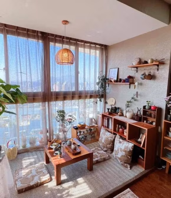 Ngay lập tức, ban công nhà tôi đã thay đổi hoàn toàn, từ một ban công bình thường trở thành một tiểu cảnh thiên đường. Khi mọi thứ đã hoàn tất, anh kéo tôi ra ban công ngồi xuống, bắt đầu pha trà. Tôi ngồi đó, nhấm nháp từng ngụm trà, ngắm nhìn cảnh vật bên ngoài, chợt nhận ra, ôi, cảm giác này thật tuyệt vời!