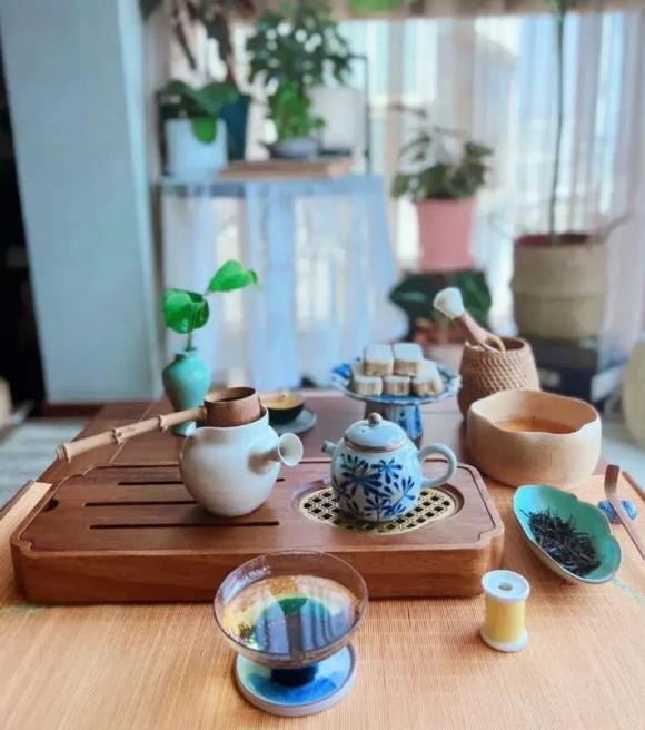 Ban đầu, tôi nghĩ ban công chỉ là một không gian thực dụng, nhưng giờ đây, phòng trà này đã mang đến cho tôi cảm giác thư giãn và thoải mái chưa từng có.