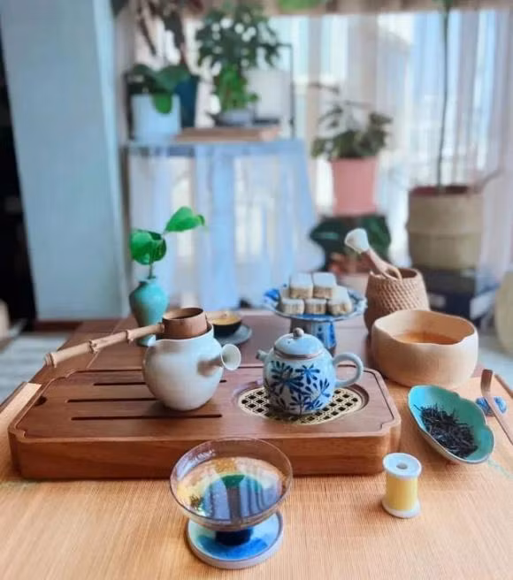 Ban đầu, tôi nghĩ ban công chỉ là một không gian thực dụng, nhưng giờ đây, phòng trà này đã mang đến cho tôi cảm giác thư giãn và thoải mái chưa từng có.