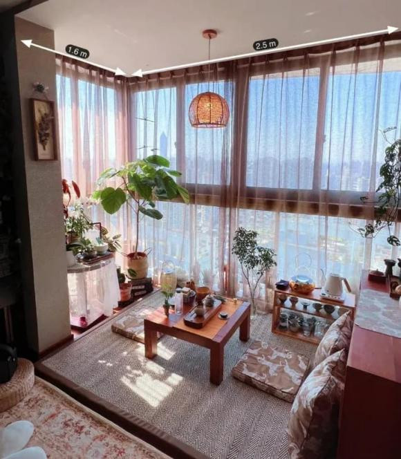 Nhưng ai ngờ được, chồng tôi là người rất quyết đoán. Chẳng kịp để tôi phản ứng, anh ấy đã bắt đầu công cuộc cải tạo. Tôi nhìn anh dọn dẹp hết các giá phơi đồ, các đồ lặt vặt, rồi mang về những chiếc bàn trà và đệm ngồi mang phong cách cổ điển, treo lên vài bức tranh chữ, đặt thêm vài chậu cây xanh.