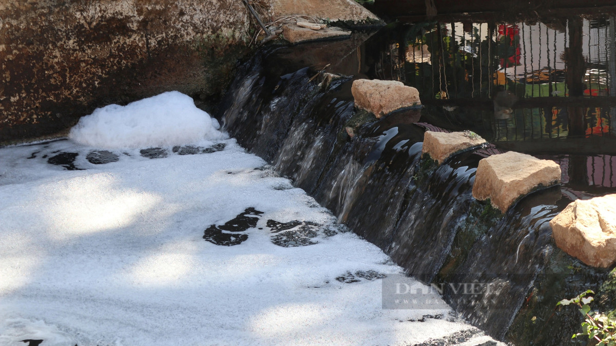 Dòng nước chảy vào hồ Xuân Hương sủi bọt, bốc mùi hôi thối khi chảy vào hồ Xuân Hương.