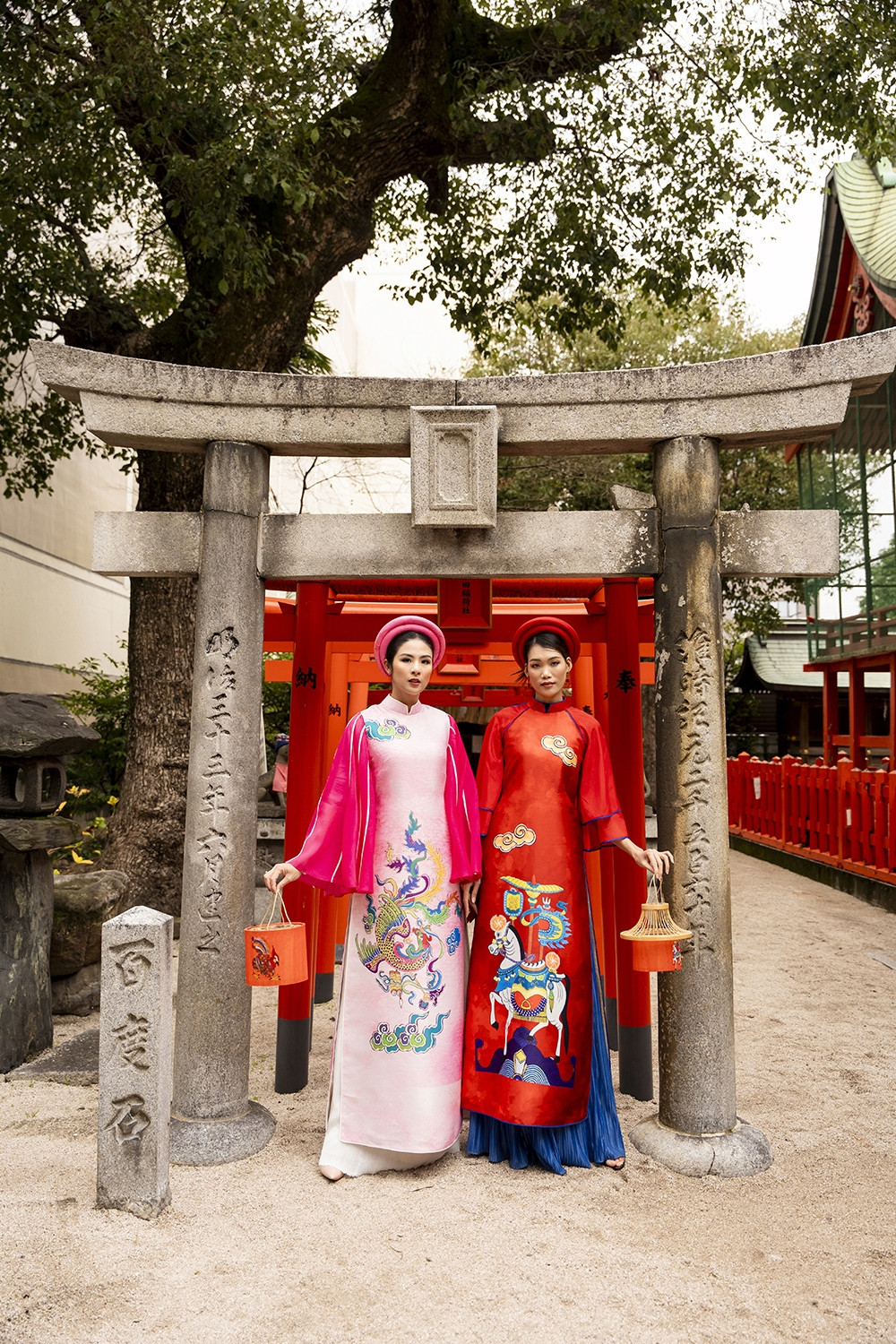 br/> Sau 6 năm mới trở lại Nhật Bản công tác, nàng hậu cũng tranh thủ thực hiện bộ ảnh kỷ niệm tại một số đền chùa nổi tiếng của Fukuoka. Thời tiết mùa đông lạnh giá, dao động từ 0 đến 2 độ C nhưng Ngọc Hân vẫn rạng rỡ khoe nhan sắc trong các thiết kế áo dài mỏng manh.