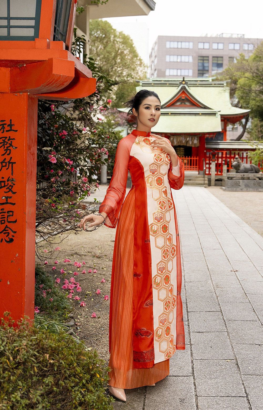 br/> Ở bộ sưu tập áo dài lấy cảm hứng Kimono, Ngọc Hân tiết lộ, cô sưu tập Obi (thắt lưng của trang phục Kimono) trong rất nhiều chuyến thăm Nhật Bản và ấp ủ may áo dài từ chính những mảnh vải Obi này. Bộ sưu tập được cô ra mắt vào năm ngoái nhưng chưa có cơ hội trình diễn trên một sân khấu lớn.