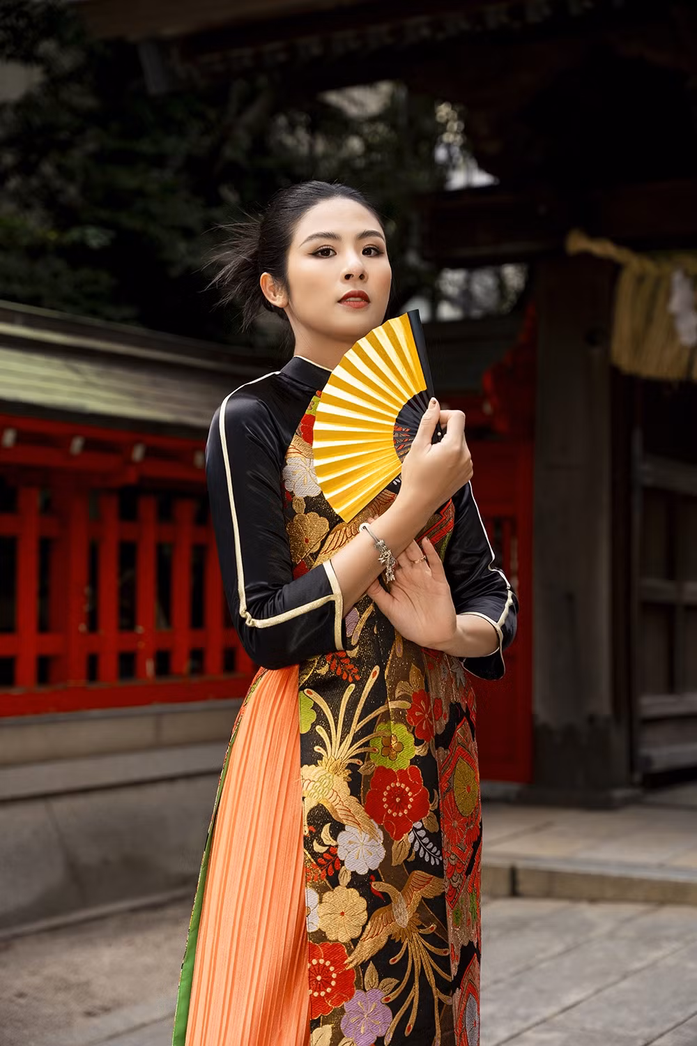  Ngọc Hân đã nhờ đến sự tư vấn của các nghệ nhân để đưa bức tranh về rồng, phượng, cá chép hóa rồng, mã giám mang ngựa quý tặng quan… lên tà áo truyền thống.