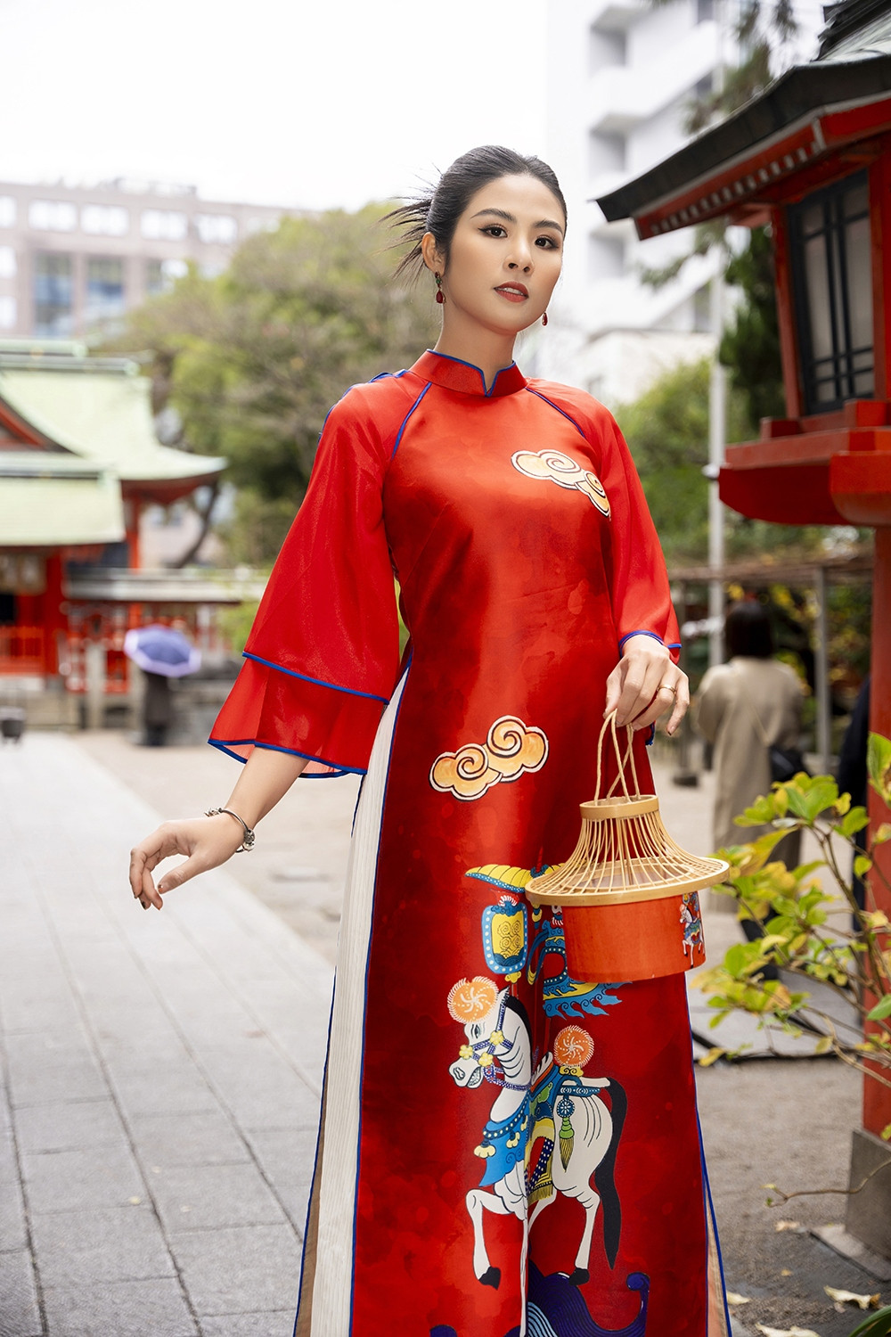 br/> Một bộ sưu tập được Ngọc Hân lấy cảm hứng từ Obi - chiếc thắt lưng trên trang phục truyền thống Kimono với những hoa văn, họa tiết thể hiện văn hóa đặc trưng của người dân xứ hoa anh đào.