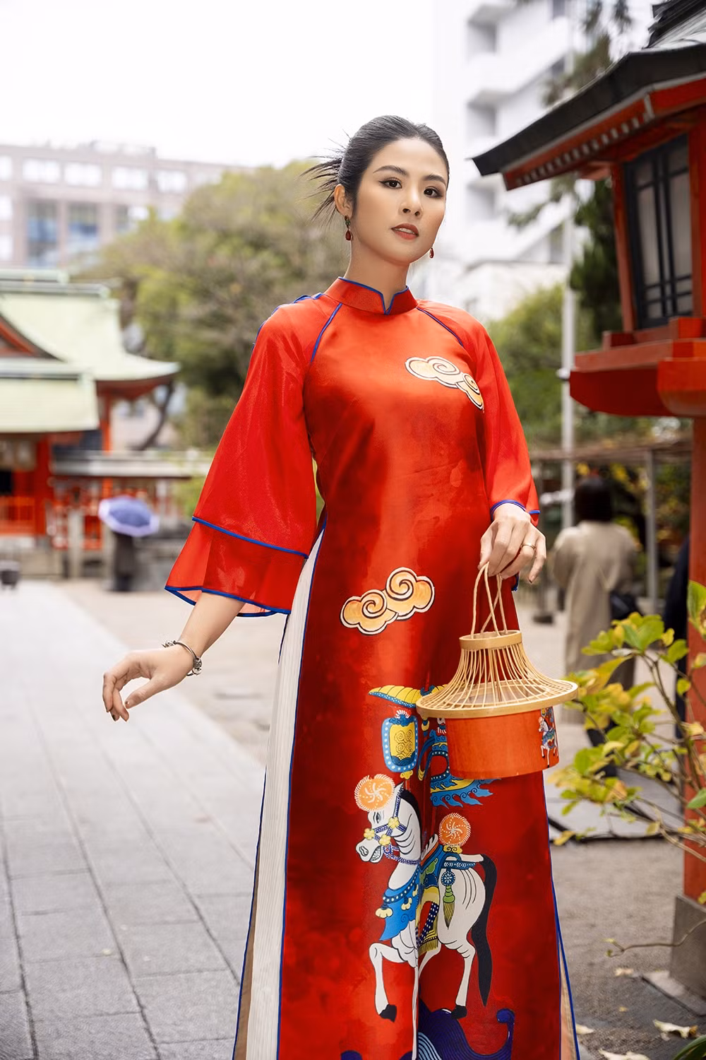 br/> Một bộ sưu tập được Ngọc Hân lấy cảm hứng từ Obi - chiếc thắt lưng trên trang phục truyền thống Kimono với những hoa văn, họa tiết thể hiện văn hóa đặc trưng của người dân xứ hoa anh đào.