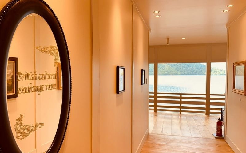  Thực tế, trong phong thủy việc đặt gương rất đặc biệt. Người xưa tin rằng nếu đặt gương đối diện với cửa ra vào, nó sẽ phản chiếu một số "khí" xấu, những điều tốt như tiền tài, may mắn sẽ bị chặn lại bên ngoài cửa.