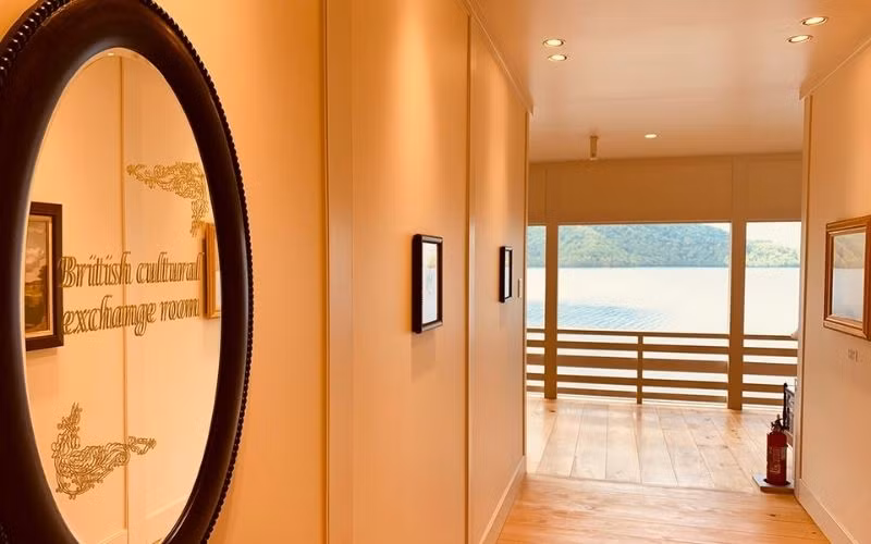  Thực tế, trong phong thủy việc đặt gương rất đặc biệt. Người xưa tin rằng nếu đặt gương đối diện với cửa ra vào, nó sẽ phản chiếu một số "khí" xấu, những điều tốt như tiền tài, may mắn sẽ bị chặn lại bên ngoài cửa.