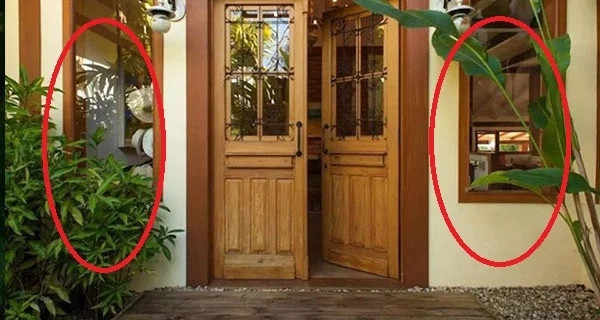 Vì vậy, hãy cẩn thận khi đặt gương và đừng để nó đối diện với cửa ra vào. Đặc biệt nếu còn có một chiếc gương đối diện với cửa, hai tấm gương sẽ tạo ra sự phản chiếu vô hạn, có thể tạo ra trường năng lượng hỗn loạn và ảnh hưởng đến sự bình yên của gia đình.