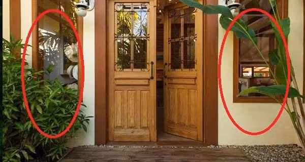 Vì vậy, hãy cẩn thận khi đặt gương và đừng để nó đối diện với cửa ra vào. Đặc biệt nếu còn có một chiếc gương đối diện với cửa, hai tấm gương sẽ tạo ra sự phản chiếu vô hạn, có thể tạo ra trường năng lượng hỗn loạn và ảnh hưởng đến sự bình yên của gia đình.