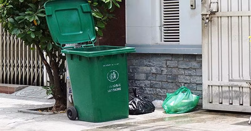 Nếu điều kiện cho phép thì nên đặt thùng rác ở hướng xuôi gió hoặc ở nơi vắng vẻ, để "lá bùa" nó tỏa ra không hấp thụ hết những điều may mắn trong gia đình.