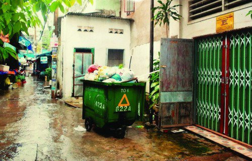 Ngoài ra, khu vực gần thùng rác có thể thu hút côn trùng và muỗi, mùi hôi thối sẽ tràn ngập, ảnh hưởng đến chất lượng cuộc sống của cư dân gần đó.