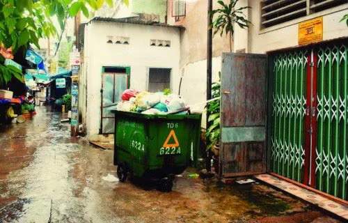 Ngoài ra, khu vực gần thùng rác có thể thu hút côn trùng và muỗi, mùi hôi thối sẽ tràn ngập, ảnh hưởng đến chất lượng cuộc sống của cư dân gần đó.