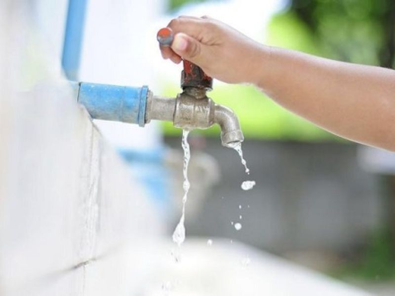 Nếu nước tiếp tục rò rỉ lâu dài tương đương với việc của cải trong nhà sẽ tiếp tục biến mất. Như vậy thì gia đình sao có thể trở nên giàu có. Vì vậy, người xưa khuyên không nên đặt vòi hướng ra cửa, kẻo Thần Tài không vào nhà, tài lộc "chảy đi".