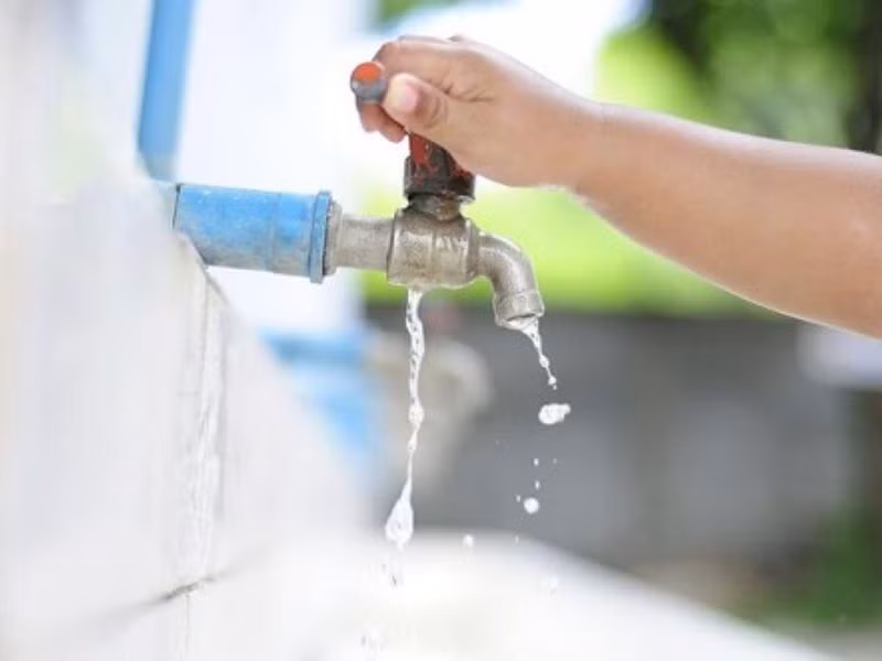 Nếu nước tiếp tục rò rỉ lâu dài tương đương với việc của cải trong nhà sẽ tiếp tục biến mất. Như vậy thì gia đình sao có thể trở nên giàu có. Vì vậy, người xưa khuyên không nên đặt vòi hướng ra cửa, kẻo Thần Tài không vào nhà, tài lộc "chảy đi".