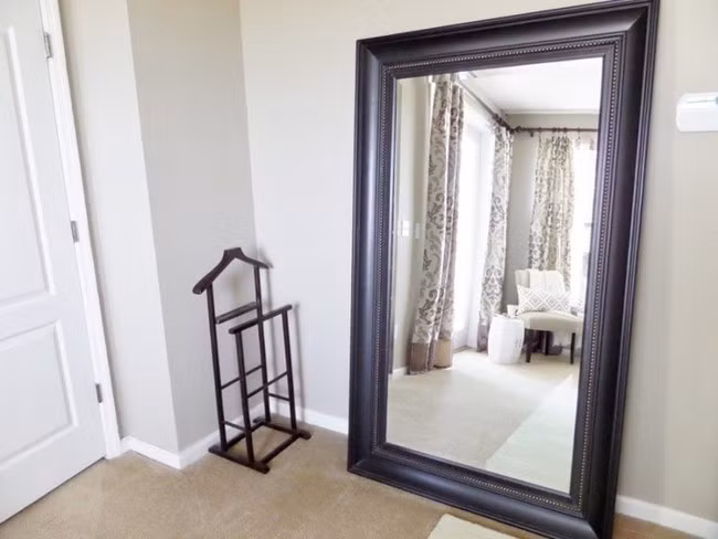 Hơn nữa, người xưa cho rằng gương tròn và gương hình bầu dục tốt hơn gương vuông vì hình tròn và hình bầu dục tượng trưng cho sự trọn vẹn và hài hòa.