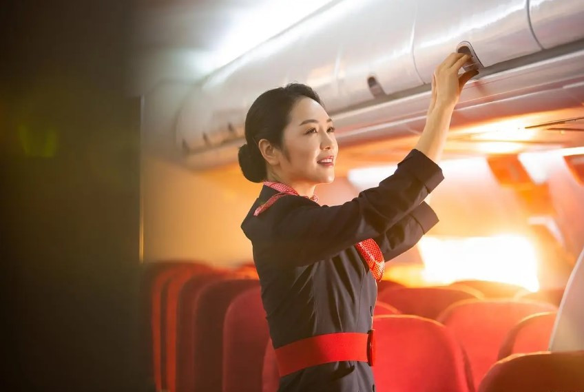 Trước hết, quàng khăn lụa là một truyền thống trong ngành hàng không. Ngay từ đầu thế kỷ trước, các phi công và tiếp viên hầu hết đều là quân nhân đã nghỉ hưu, họ muốn giữ lại một số nét quân sự để thể hiện tình yêu và niềm tự hào khi được bay.