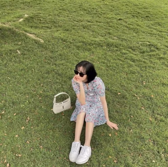 Liên tục thời gian dài vừa qua, Sơn Tùng và Hải Tú vướng tin đồn tình cảm. Cả hai nhiều lần bị soi diện đồ cặp, check-in cùng địa điểm... Thậm chí, râm ran thông tin "nàng thơ" đã sinh con cho "Chủ tịch". Mãi đến nay, Sơn Tùng và Hải Tú vẫn chưa từng lên tiếng xác nhận chuyện tình cảm và một lần nói rõ những tin đồn vây quanh mình.