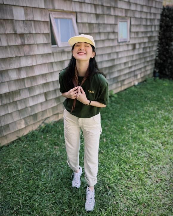 Dù không xuất hiện cùng nhau, song màn lên đồ giống hệt của Sơn Tùng và Hải Tú cũng khiến nhiều người không khỏi thích thú. Đặc biệt, trước đó, Sơn Tùng cũng đã bị phát hiện check-in cùng địa điểm với Hải Tú. Bãi cỏ này cũng là địa điểm được Hải Tú yêu thích và thường xuất hiện cùng cô trong các khung hình.